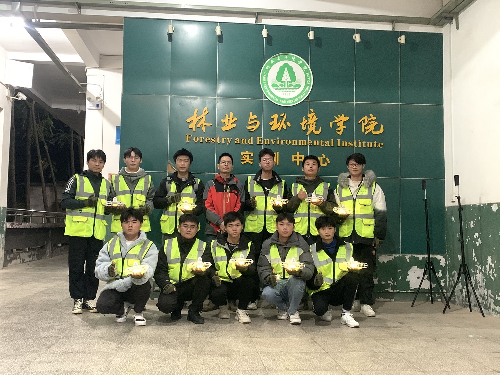 2林业信息技术与管理专业无人机表演团队.jpg