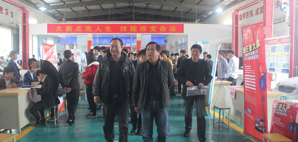 张孝金在招聘会现场指导.jpg