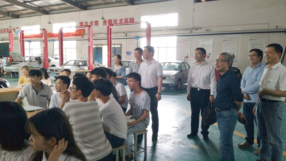 参观汽车实训中心.jpg