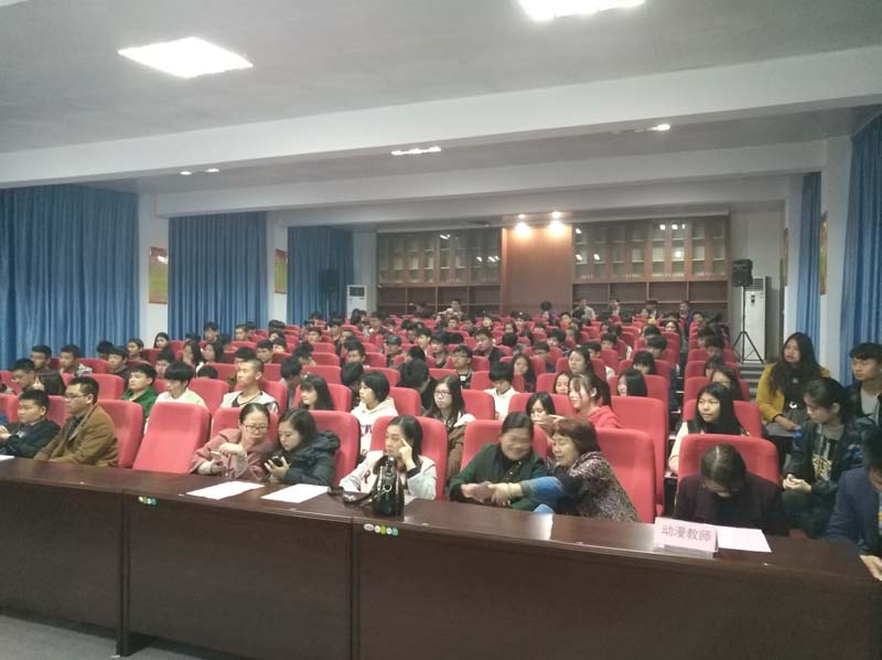 fd51a4343873de2d2f6a0e95b41f1ba2.jpg 物联网专业学生作品参加软件交会.jpg