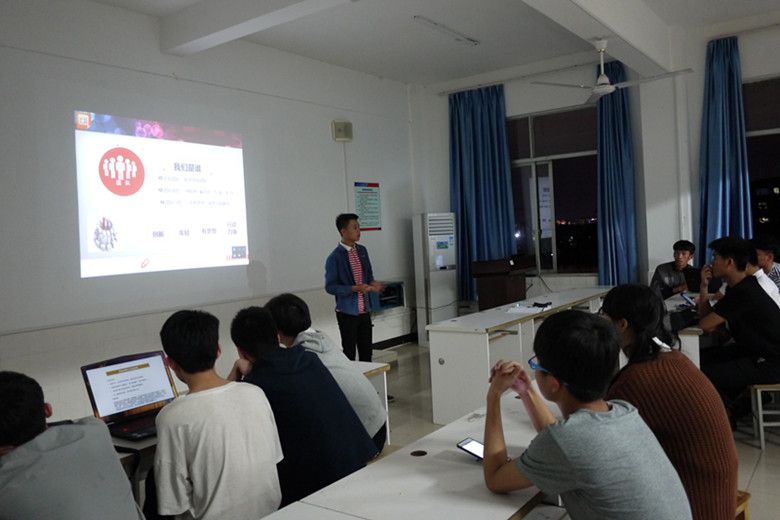 0dc686dad1f82dfb2504a90e5a11b2c6.jpg 物联网专业学生作品参加软件交会.jpg