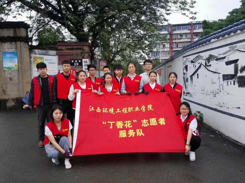 0fc8bfbf4e76059360b31ba8daf9eb8d.jpg 物联网专业学生作品参加软件交会.jpg