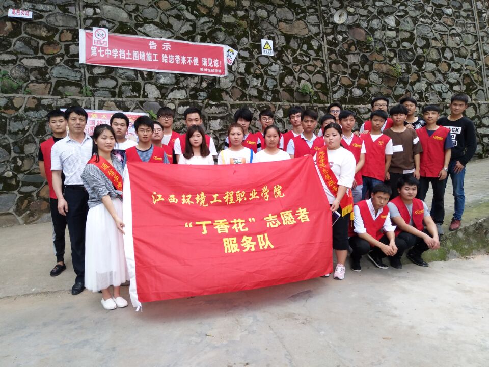 66d32311a3331bbd39874da7c0a1ffb9.jpg 物联网专业学生作品参加软件交会.jpg