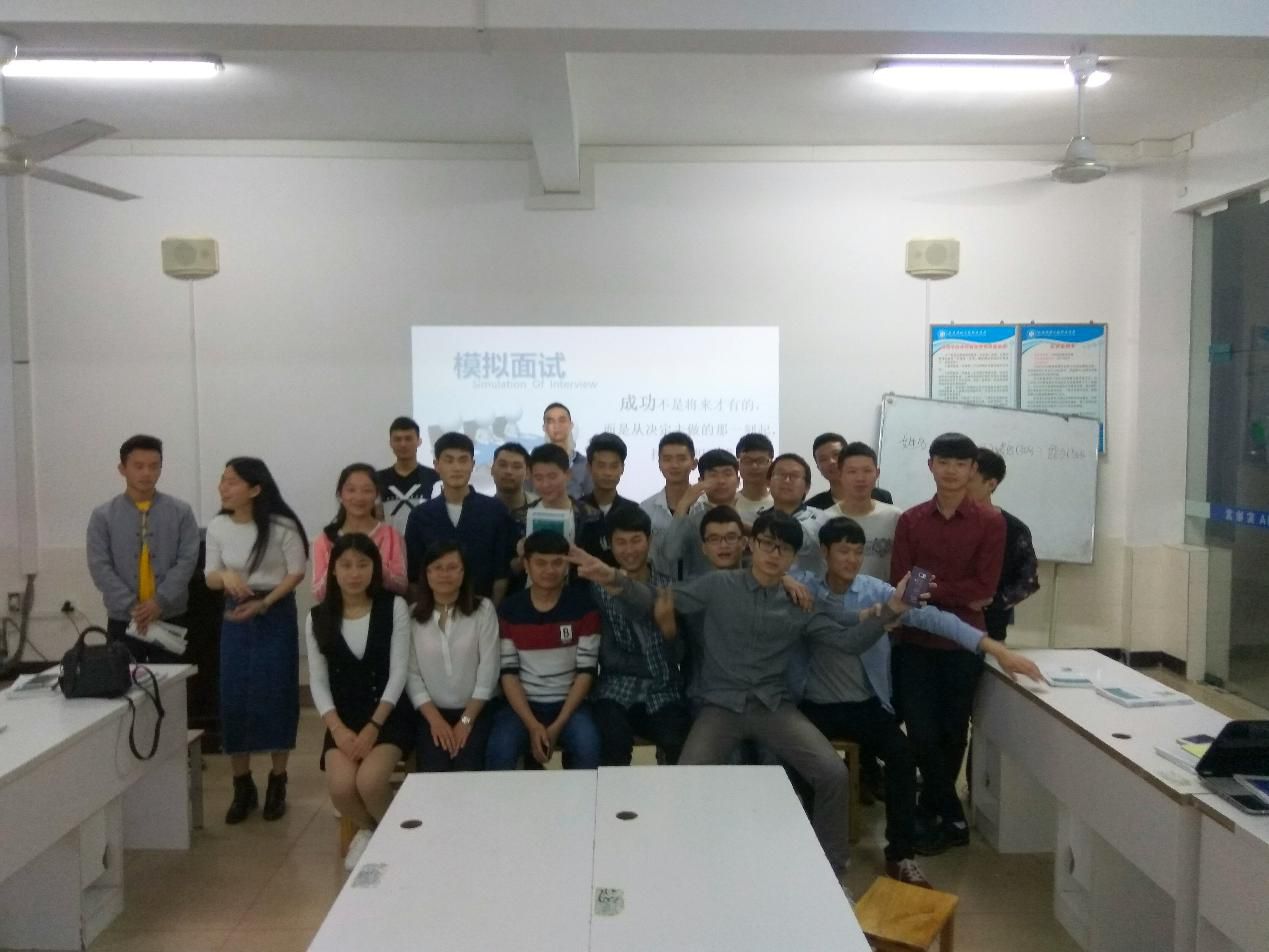 8d******303240173709f2e1dac721fbd.jpg 物联网专业学生作品参加软件交会.jpg