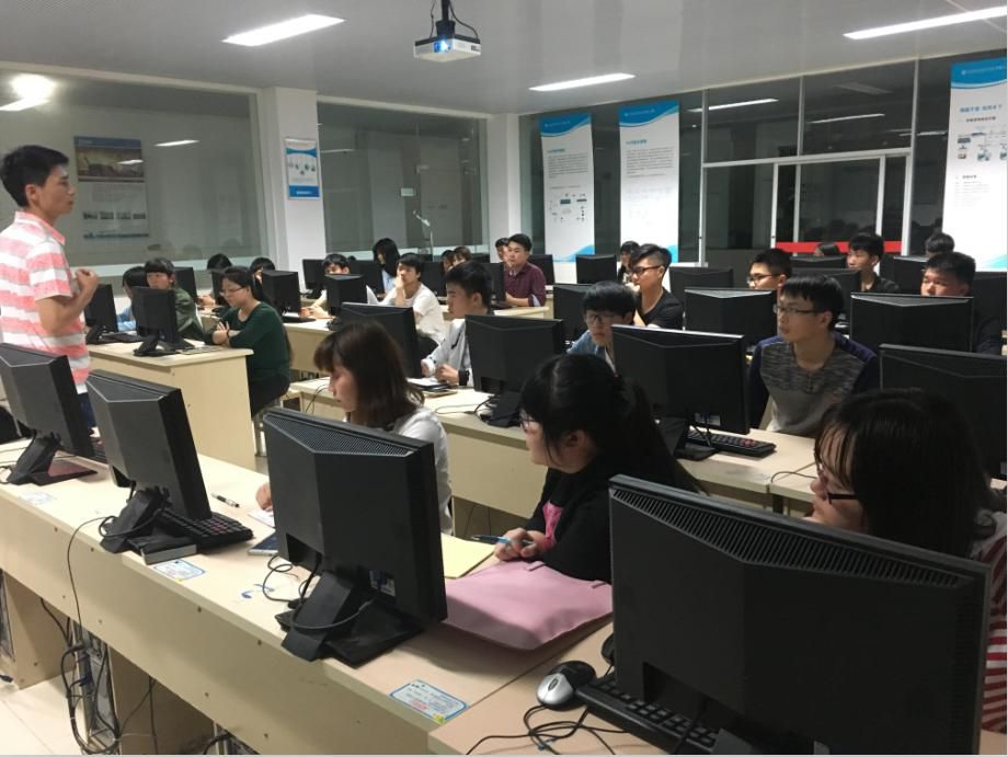 b8ad6ed64ed318845f7ad3e917d0329d.jpg 物联网专业学生作品参加软件交会.jpg
