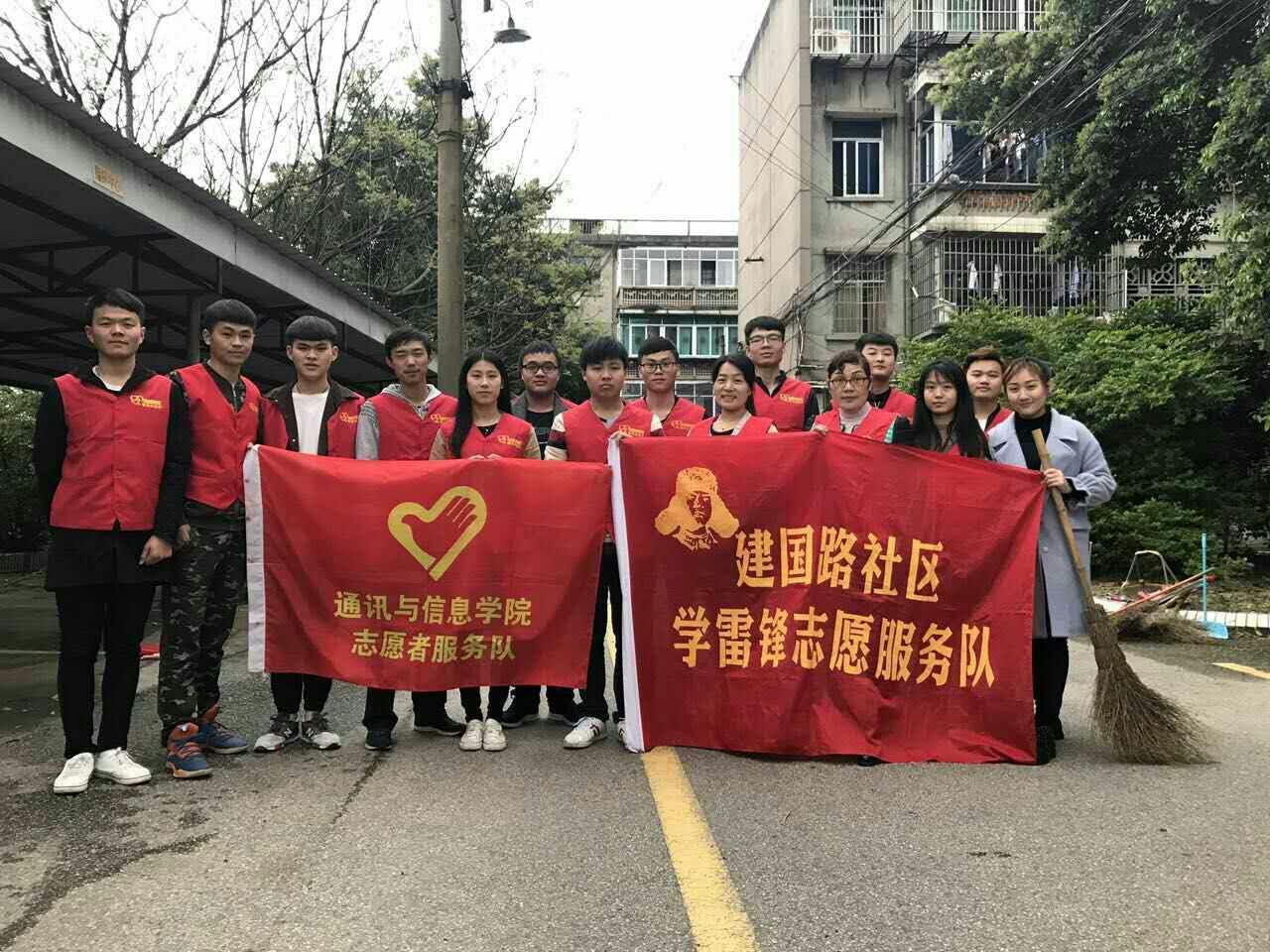 f5a1ce9dfdac7829c137416ce3d0d8b3.jpg 物联网专业学生作品参加软件交会.jpg