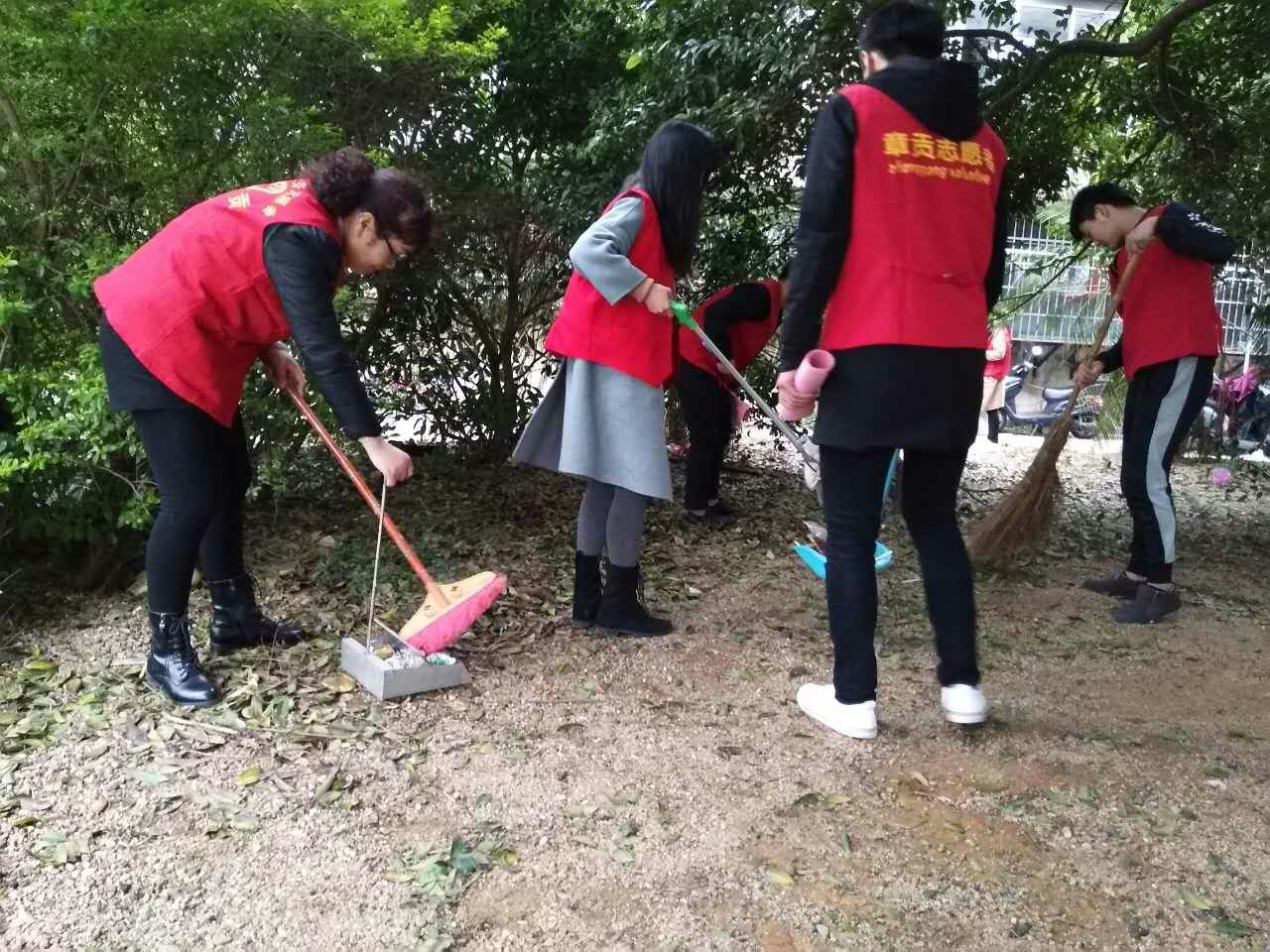 fec205a7ac413db6b13d78bf112d9036.jpg 物联网专业学生作品参加软件交会.jpg