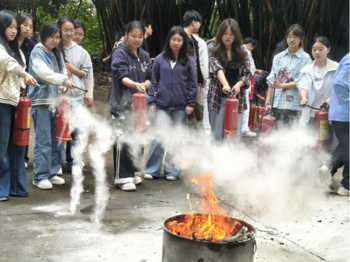 现代家居学院开展消防应急疏散演练