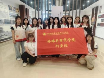 温情伴初夏 感恩致春晖——旅游与商贸学院红色班级“行至班”开展母亲节主题  志愿服务活动