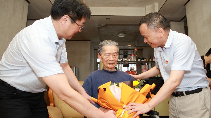 江西环境工程职业学院党委开展“七一”走访慰问活动