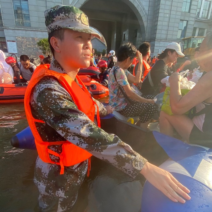 江西环境工程职业学院学生肖曾官参与河南抗洪救灾