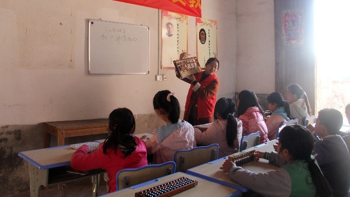 江西环境工程职业学院商学院为山村群众办实事