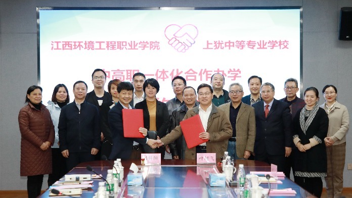 上犹县委副书记、副县长卢丽君在江西环境工程职业学院考察