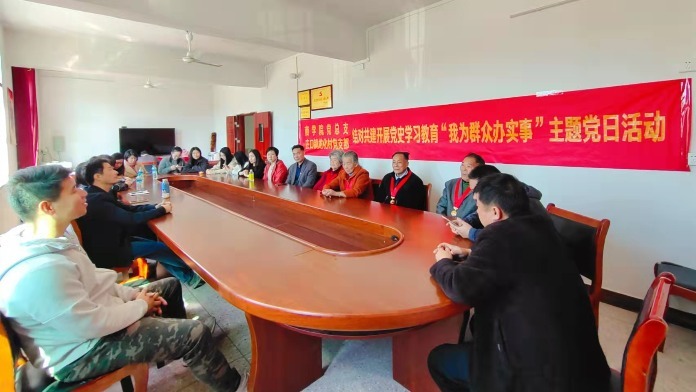 江西环境工程职业学院商学院为山村群众办实事