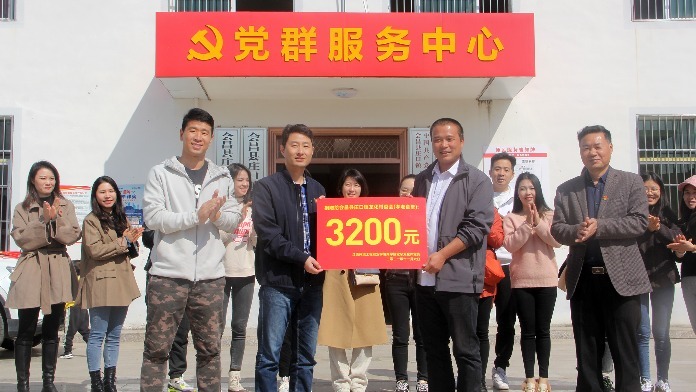 江西环境工程职业学院商学院为山村群众办实事