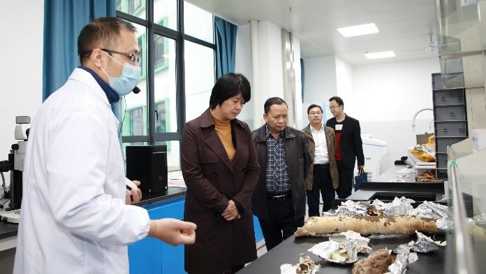 上犹县委副书记、副县长卢丽君在江西环境工程职业学院考察