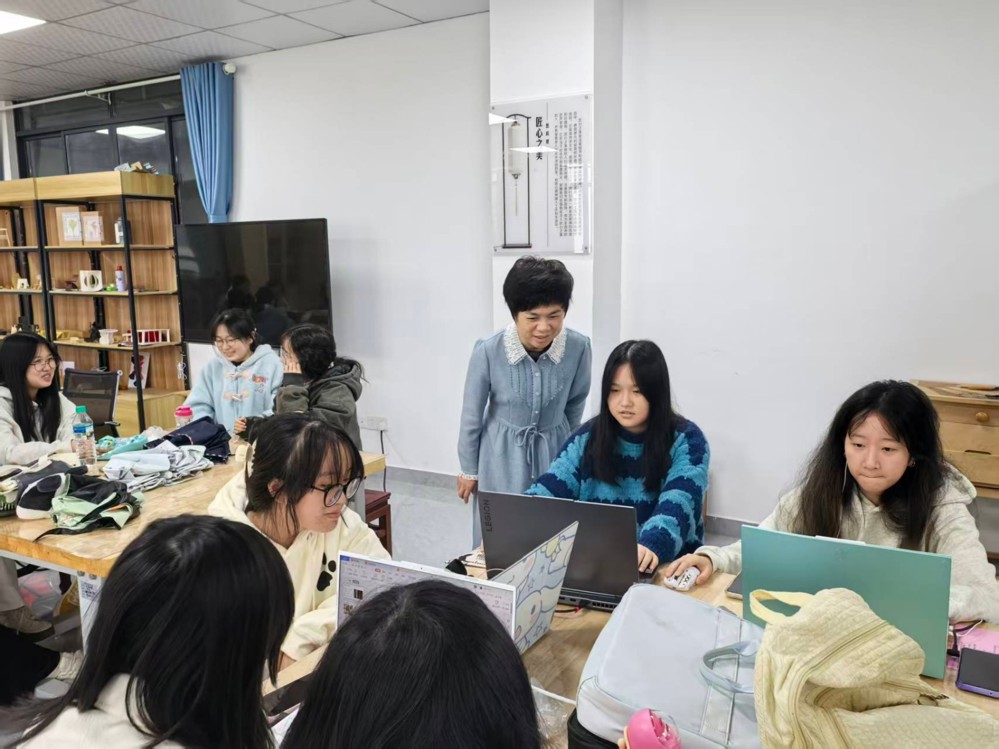 王书记考察家具工程中心