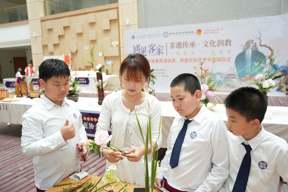 6、学院特色技艺：中国传插花
