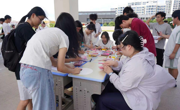 龙南产业学院举办5・25 心理游园会