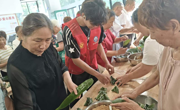 电子信息学院走进社区开展“巧手包香粽，端午情更浓”志愿服务活动