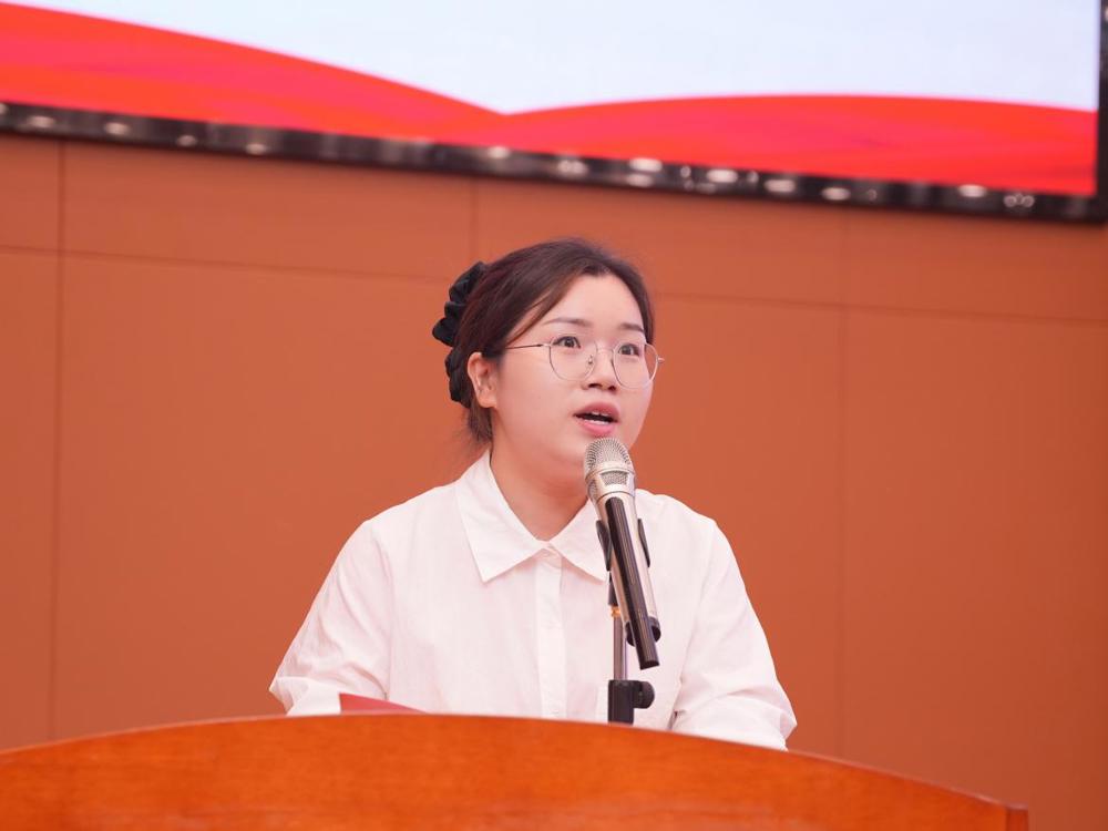 毕业班辅导员代表（翁娟娟)