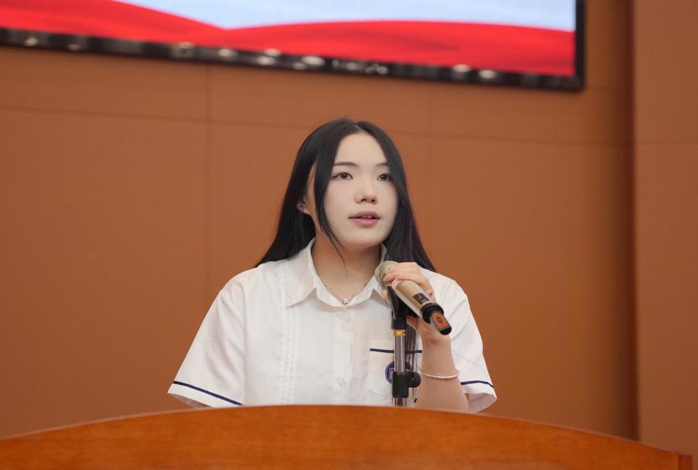 本科毕业生代表（沈思雅，现代家居学院产品设计）