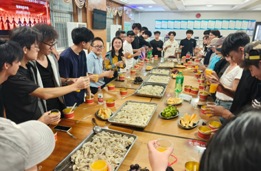 智能制造学院开展赣鄱匠传之“民族团结一家亲 巧手包饺心连心”主题活动